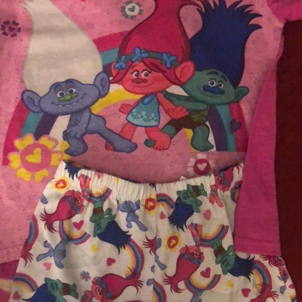 Girls bundle of pajamas/ shirts TROLLS -M 7/8